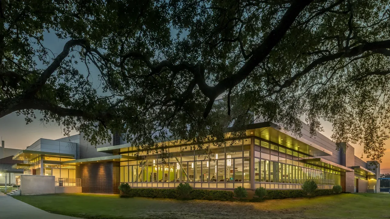 Marvin B. Thames Hall, Resource Learning Center, Lamar building construction (grounds)