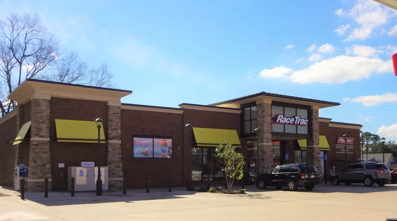 RaceTrac convenience store and fuel system built by Lamar